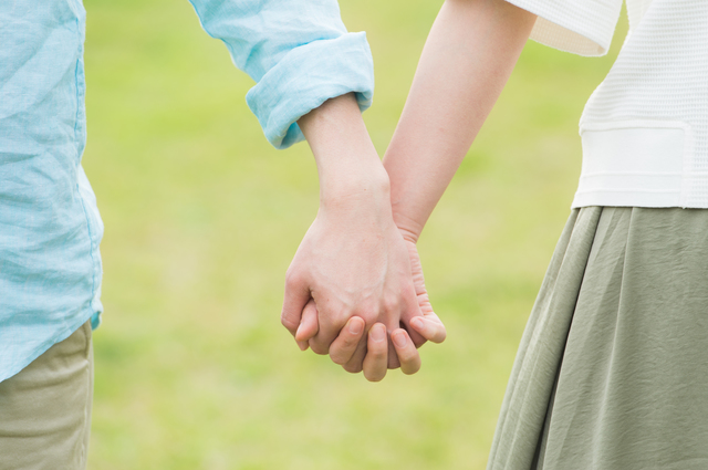 手の繋ぎ方で恋人との関係性が分かる 恋人繋ぎ３パターン 婚活あるある